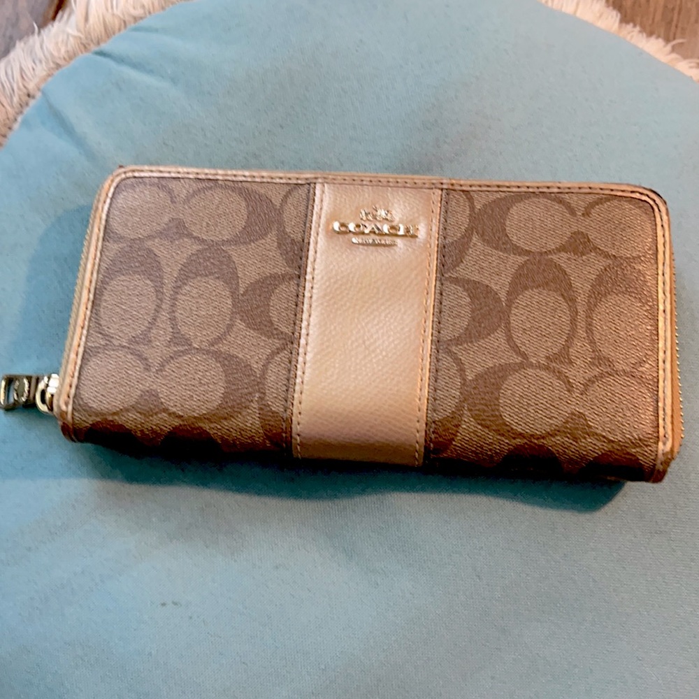 Coach wallet - gently used, looks fantastic!
